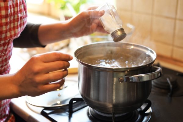 Οι γλάστρες καταστρέφονται και οι λογαριασμοί αυξάνονται. Ένα συνηθισμένο λάθος όταν μαγειρεύετε πατάτες