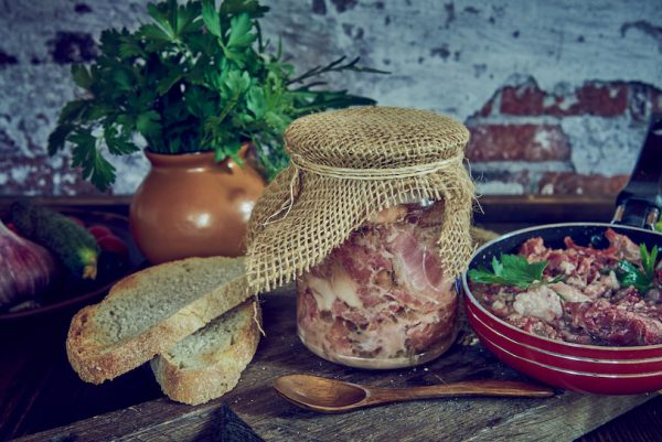 Το ψιλοκόβω, το αλατοπιπερώνω και το βάζω σε ένα βάζο. Είναι αδύνατο να μην το φάω όλο με τη μία.