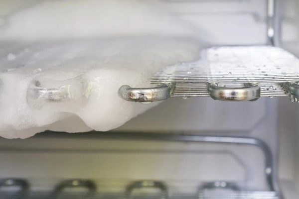 Πώς να αφαιρέσετε εύκολα τον πάγο από την κατάψυξη: ένα αποτελεσματικό τέχνασμα με αλουμινόχαρτο