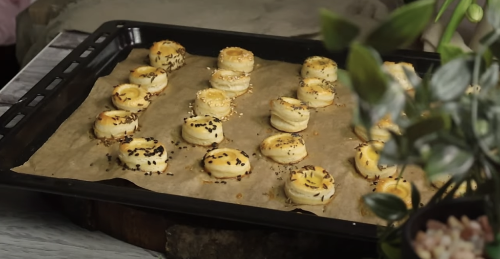 Τραγανά αλμυρά scones με τραγανό σουσάμι και κύμινο.