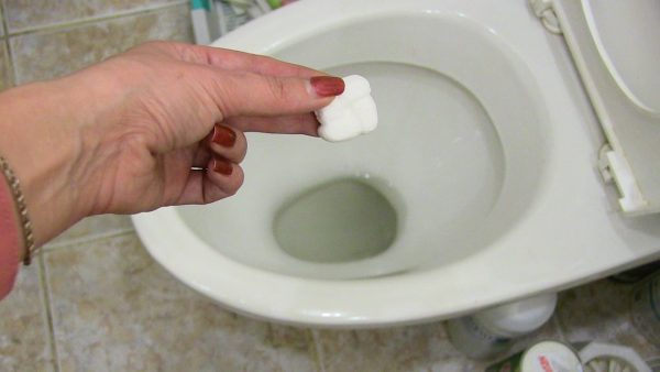 Αποτελεσματική σπιτική θεραπεία για τον καθαρισμό της λεκάνης της τουαλέτας: πώς λειτουργούν οι βόμβες διττανθρακικής σόδας