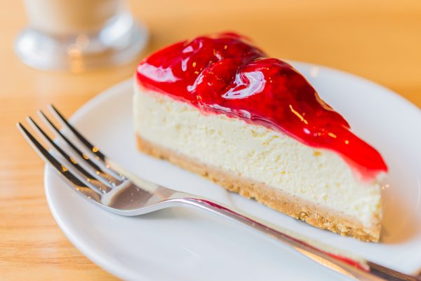 Ανακινήστε το cheesecake πριν το βγάλετε από το φούρνο. Θα είναι τέλεια ψημένο και αφράτο σαν μαξιλάρι.