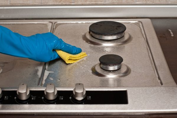 Ρίξτε μερικές σταγόνες στη σόμπα και όλη η βρωμιά θα εξαφανιστεί. Ποτέ δεν έλαμψε τόσο πολύ