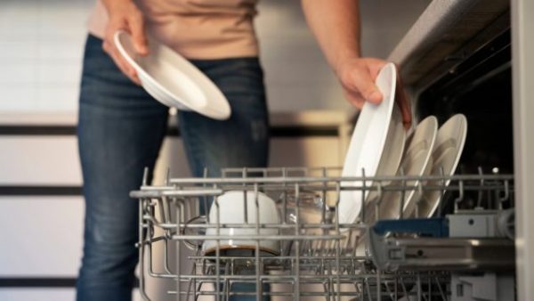Το μυστικό για την εξάλειψη των οσμών του πλυντηρίου πιάτων