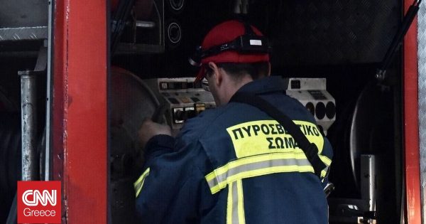 Μεγάλη πυρκαγιά σε εγκαταλελειμμένο κτίριο στην Άνω Πόλη της Θεσσαλονίκης