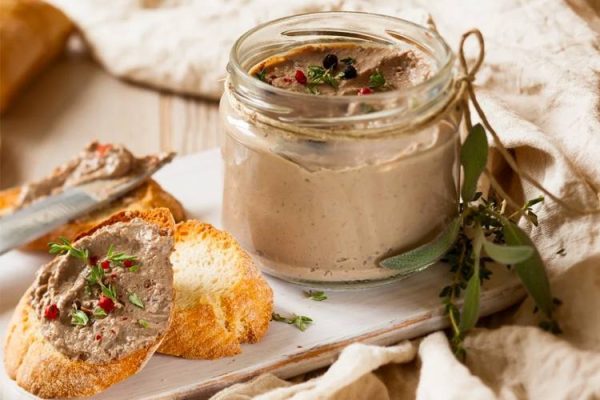 Εξαιρετικό πατέ συκωτιού με κρασί και γλυκές σουλτανίνες: Μια γεύση που θα κερδίσει την καρδιά σας!