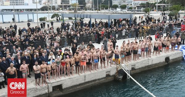 Θεοφάνεια στην Πάτρα: Μαθητής λυκείου έπιασε τον Σταυρό για δεύτερη συνεχή χρονιά