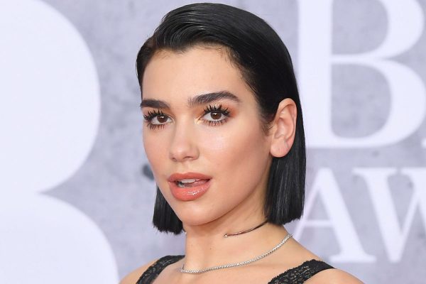 Η Dua Lipa αποκαλύπτει τα μυστικά ομορφιάς της: Δύο απαραίτητα προϊόντα που έχει πάντα μαζί της!