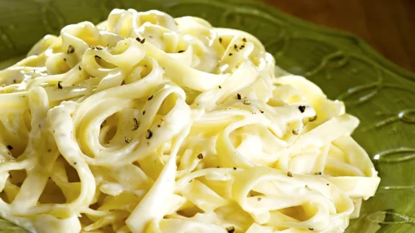 Παραδοσιακή Fettuccine Alfredo: Ιταλικό κλασικό με βούτυρο και παρμεζάνα