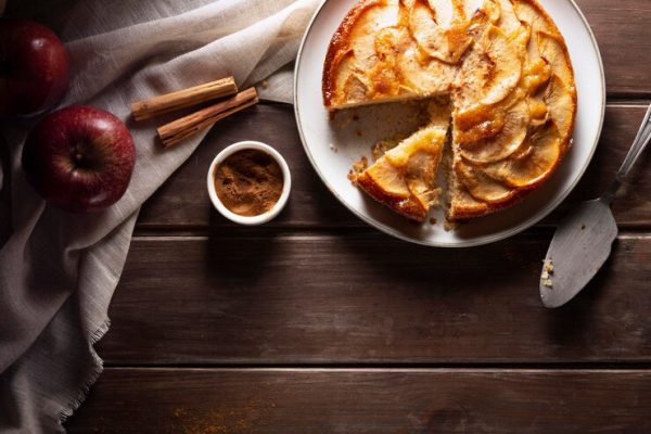 Τι να φτιάξετε με μήλα: ακόμη και όσοι πρόκειται να ψήσουν για πρώτη φορά στη ζωή τους θα μπορέσουν να φτιάξουν αυτό το κέικ.