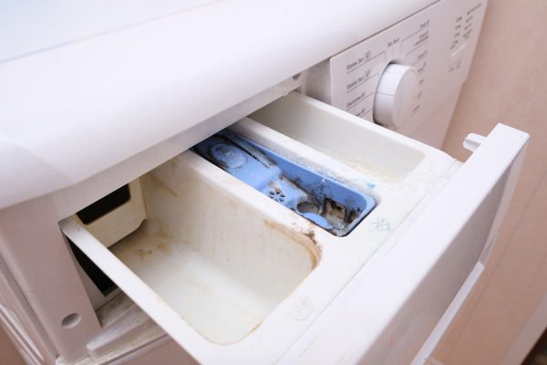 Καθαρίστε το πλυντήριό σας με ένα απλό κόλπο της κουζίνας: ξεχάστε τα ακριβά καθαριστικά!