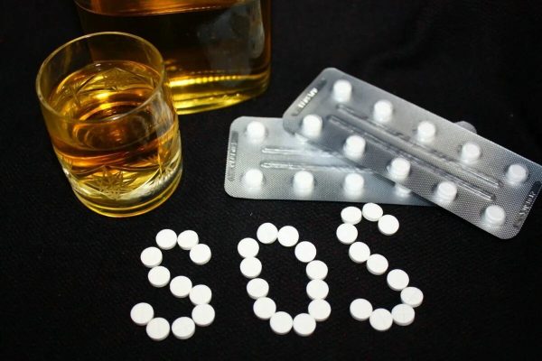 Αλκοόλ και αντιβιοτικά: Όχι ρομαντικά ραντεβού – μόνο δυσάρεστες συνέπειες! «Μην έχετε αυταπάτες», προειδοποιεί ο ειδικός!