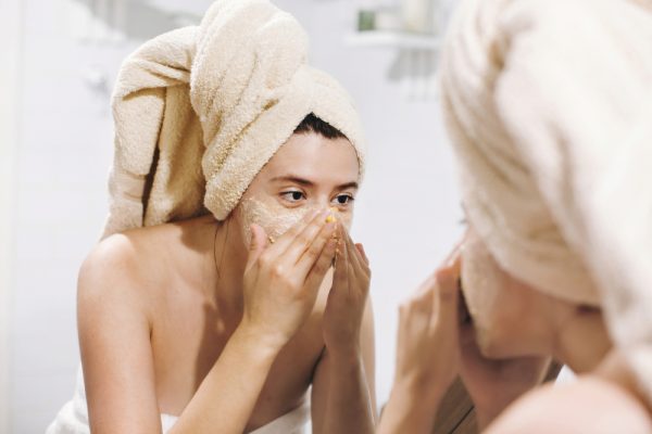 Λειτουργεί εξίσου καλά με ένα ακριβό scrub φαρμακείου. Ενυδατώνει και λειαίνει το δέρμα
