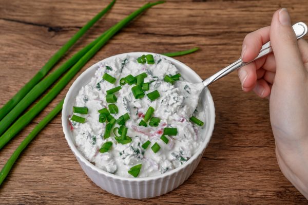 Το Curd με αυτό το συνημμένο είναι ένα χτύπημα για πρωινό. Βγαίνει παράλογα. Απλά κόψτε και ανακατέψτε