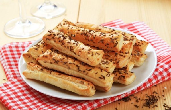 Τραγανά ραβδιά από ζύμη με κύμινο και σπόρους για κάθε περίσταση