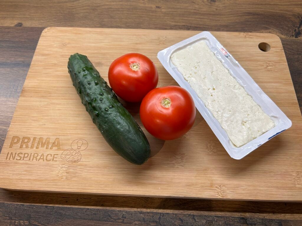 Juicy κοτόπουλο μπριζόλες σε ένα τηγάνι με φρέσκια σαλάτα - ένα γρήγορο και ακαταμάχητο δείπνο