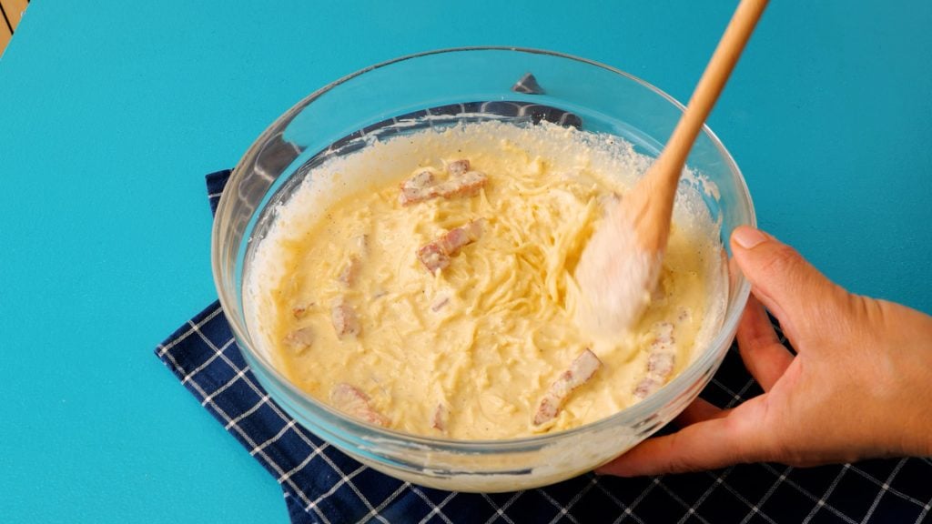 Carbonara ψημένο σπαγγέτι με κρέμα, μπέικον και τυρί: μια γρήγορη και νόστιμη συνταγή