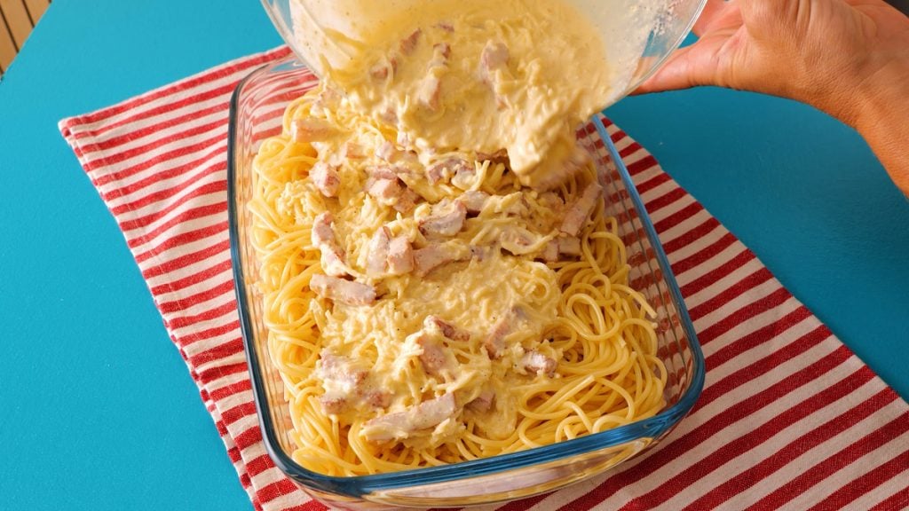 Carbonara ψημένο σπαγγέτι με κρέμα, μπέικον και τυρί: μια γρήγορη και νόστιμη συνταγή