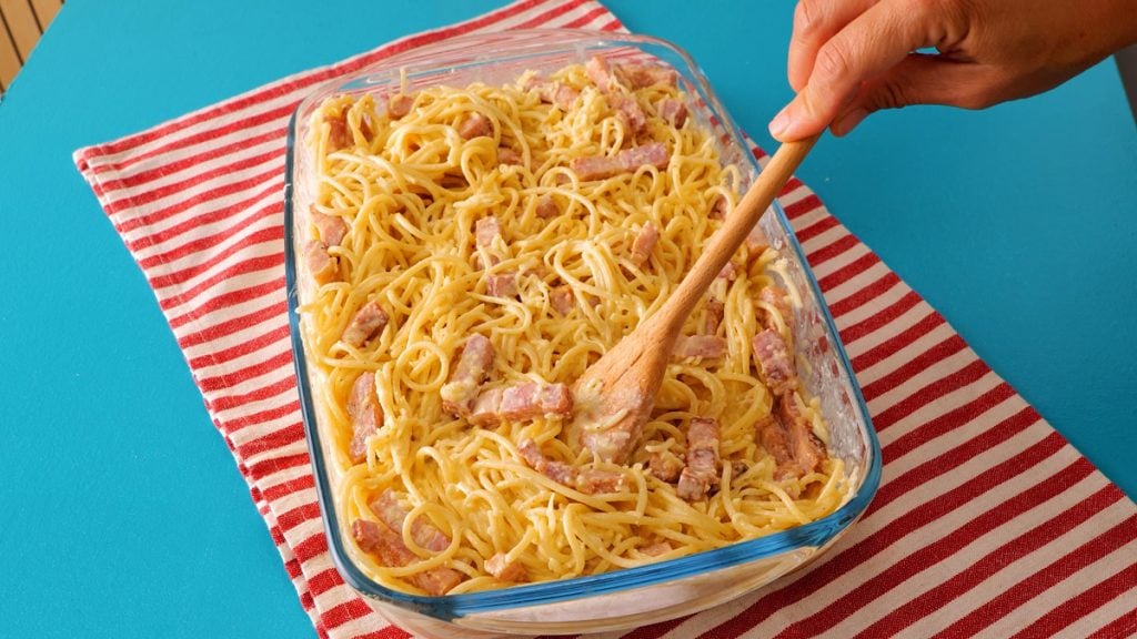 Carbonara ψημένο σπαγγέτι με κρέμα, μπέικον και τυρί: μια γρήγορη και νόστιμη συνταγή