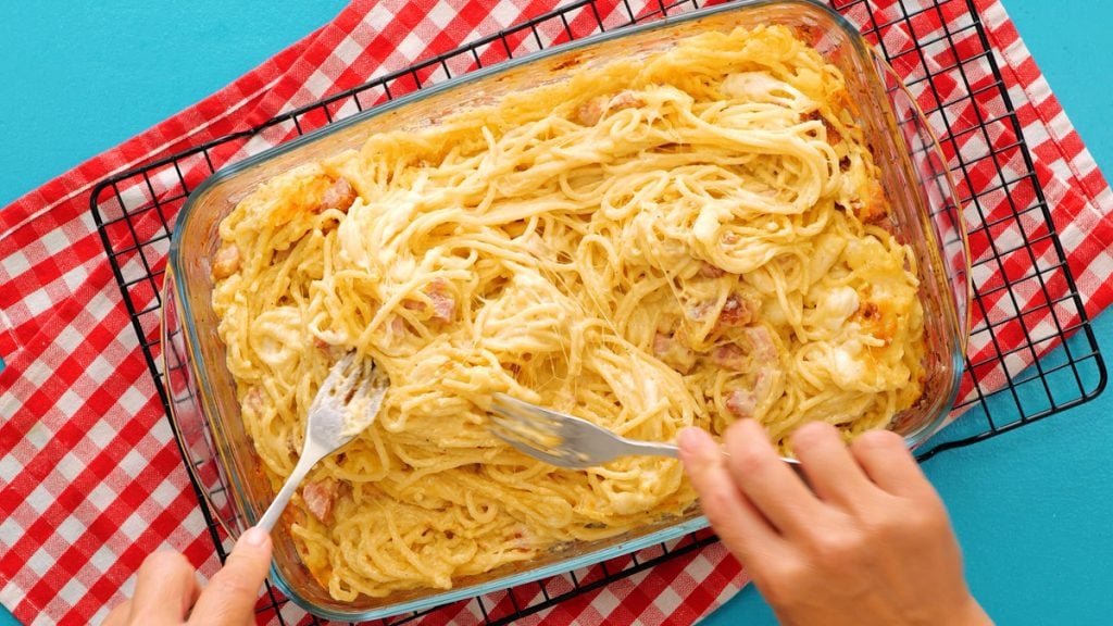 Carbonara ψημένο σπαγγέτι με κρέμα, μπέικον και τυρί: μια γρήγορη και νόστιμη συνταγή