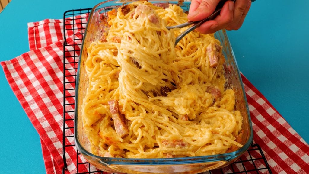 Carbonara ψημένο σπαγγέτι με κρέμα, μπέικον και τυρί: μια γρήγορη και νόστιμη συνταγή