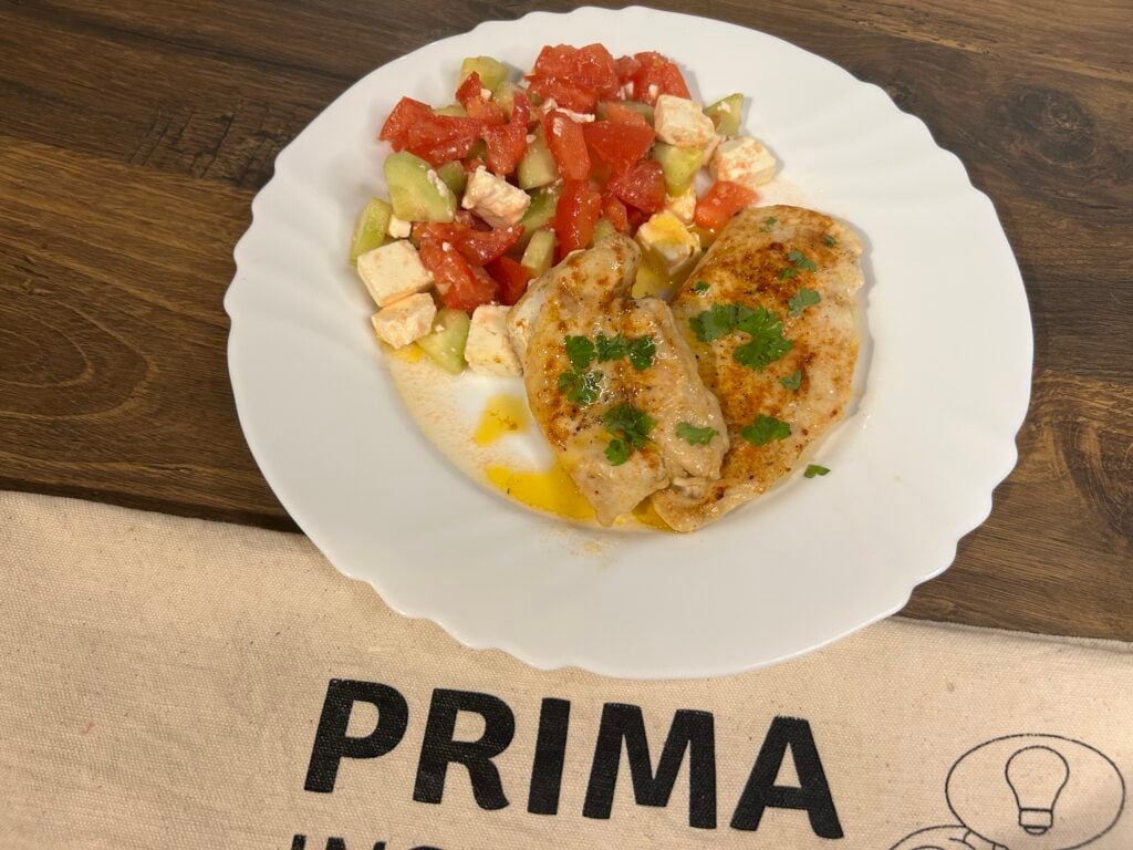 Juicy κοτόπουλο μπριζόλες σε ένα τηγάνι με φρέσκια σαλάτα - ένα γρήγορο και ακαταμάχητο δείπνο
