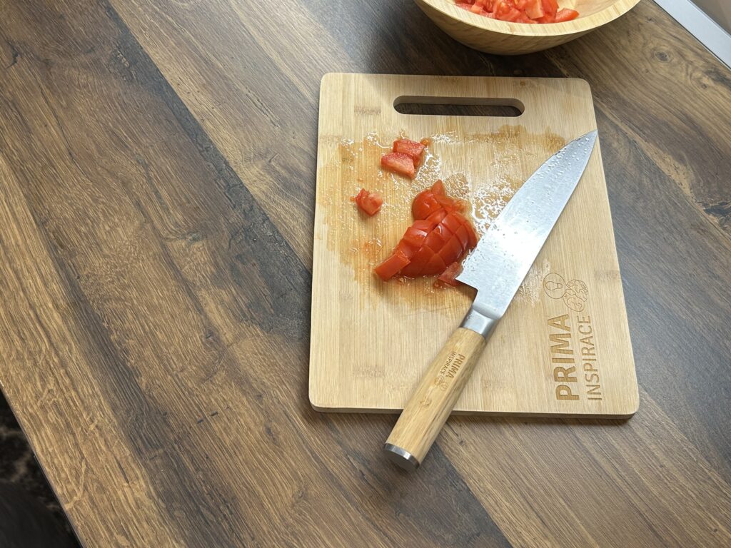 Juicy κοτόπουλο μπριζόλες σε ένα τηγάνι με φρέσκια σαλάτα - ένα γρήγορο και ακαταμάχητο δείπνο