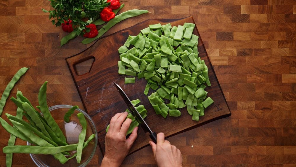 Bean Pods με καπνιστό γόνατο και κρέμα 🍲