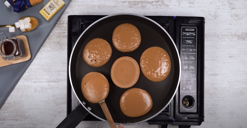 Nesquik Mini Cocoa Pancakes με κρέμα βανίλιας