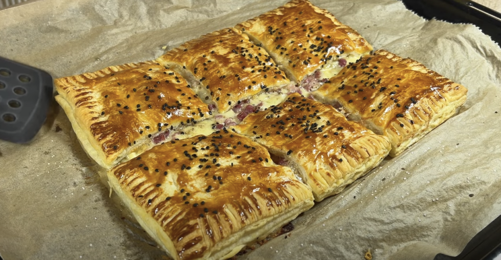 Puff Pastry στην καλύτερη μορφή: Νόστιμες σακούλες με τυρί, ζαμπόν και σουσάμι