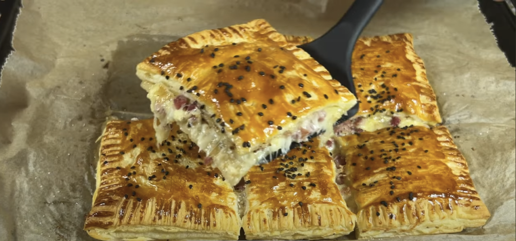 Puff Pastry στην καλύτερη μορφή: Νόστιμες σακούλες με τυρί, ζαμπόν και σουσάμι