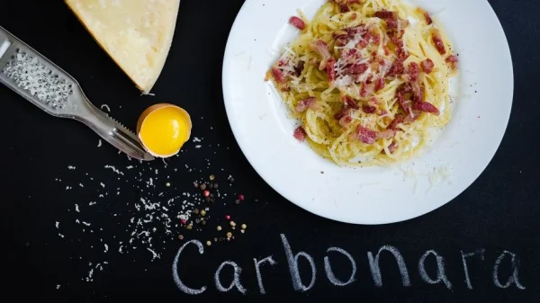 Τα σπαγγέτι της Carbonara με μπέικον Orava και σάλτσα παρμεζάνα