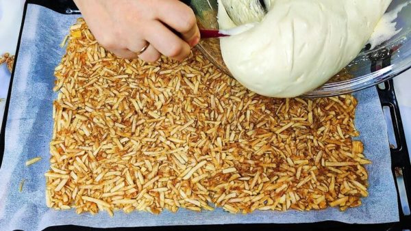 Apple Roll – Ρίξτε τριμμένα μήλα με ζύμη, ψήνετε και τελικά απλά κυλήστε