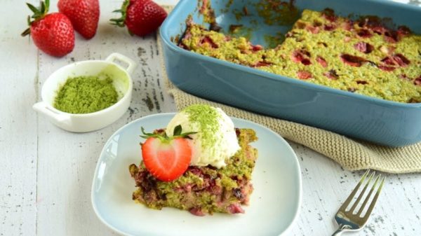 Συνταγή για εξαιρετική γλουτένη Strawberry Matcha Cake Oatmeal!