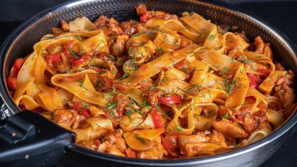 Tagliatelle με κοτόπουλο, μπέικον και μανιτάρια σε σάλτσα ντομάτας
