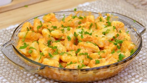 Σπιτική πατάτα gnocchi σε σάλτσα σκόρδου με δεντρολίβανο