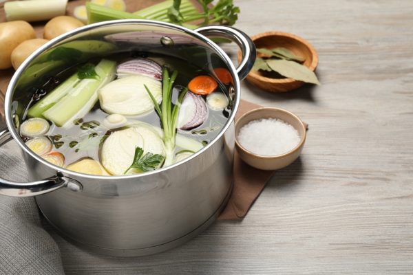 Σε αυτό το σημείο, αλάτησα το ζωμό και πήρα μια τύψη από τη γιαγιά μου. Μου είπε για “τον κανόνα των 10 λεπτών”