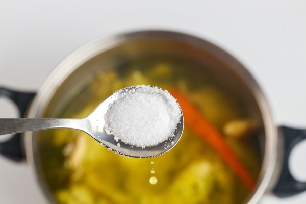 Πότε πρέπει να αλατιστεί το ζωμό; Πολλοί άνθρωποι κάνουν λάθος. Ο κανόνας των 10 λεπτών είναι ο πιο σημαντικός