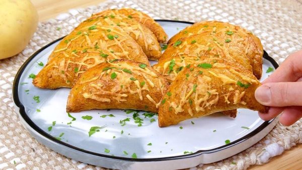 Τσέπες ψωμιού με πατάτες, τόνο, ελιές και τυρί