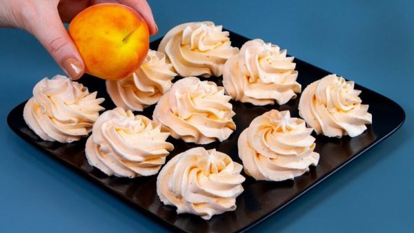 Εύθραυστα cupcakes ζαχαροπλαστικής με κρέμα ροδάκινου και κτυπημένη κρέμα