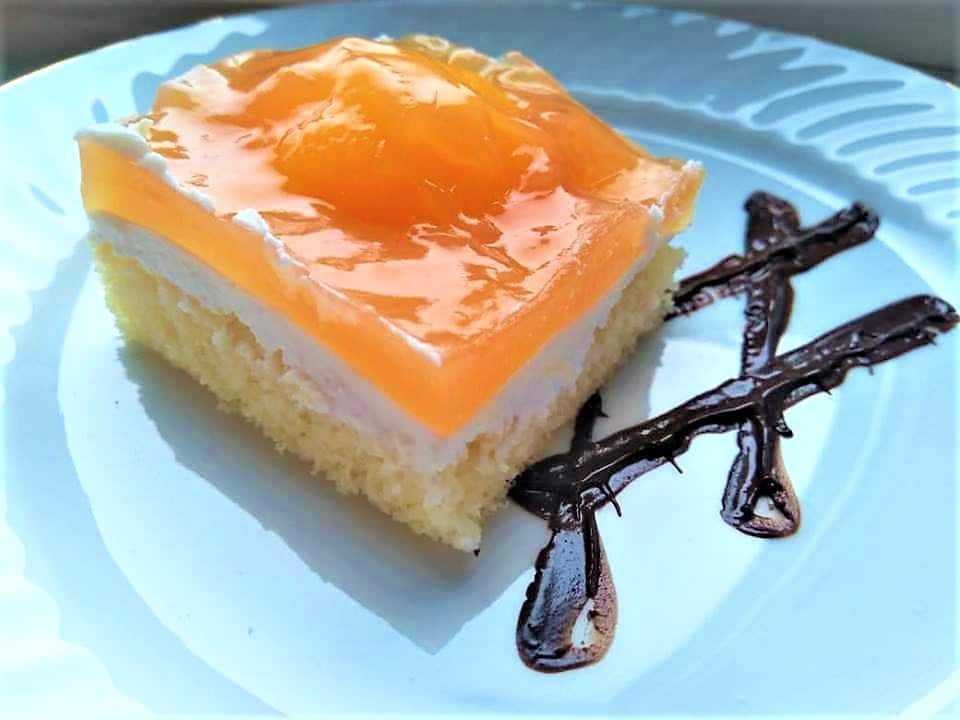 Μια συνταγή για κέικ σφουγγάρι λεμονιού με κρέμα τυρόπηγμα και βερίκοκα