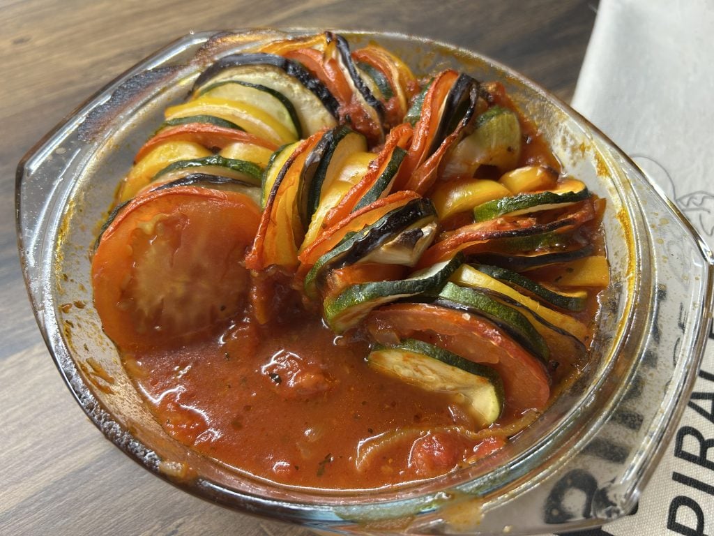 Ratatouille με ψητά λαχανικά και αρωματική σάλτσα ντομάτας