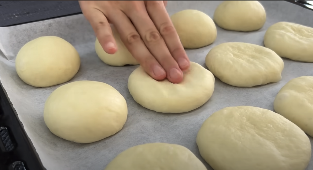 Fluffy Buns από ζύμη ζύμης με γέμιση φρούτων και χρυσή κρούστα