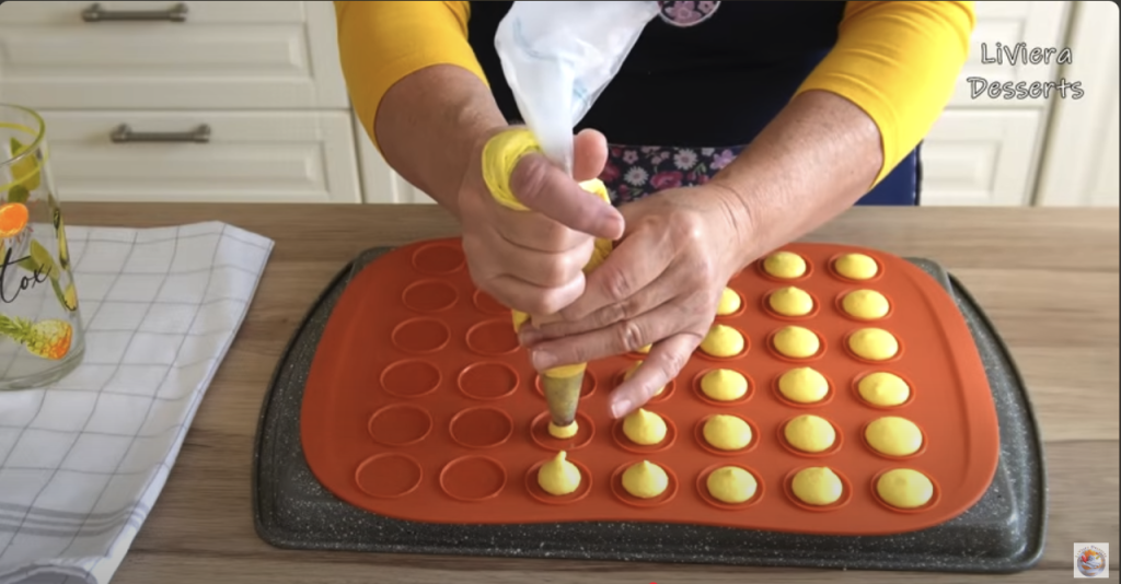 Sub -Color Macaroons με λεπτή κρεμώδη γέμιση: Ιδανικό για κάθε περίσταση!