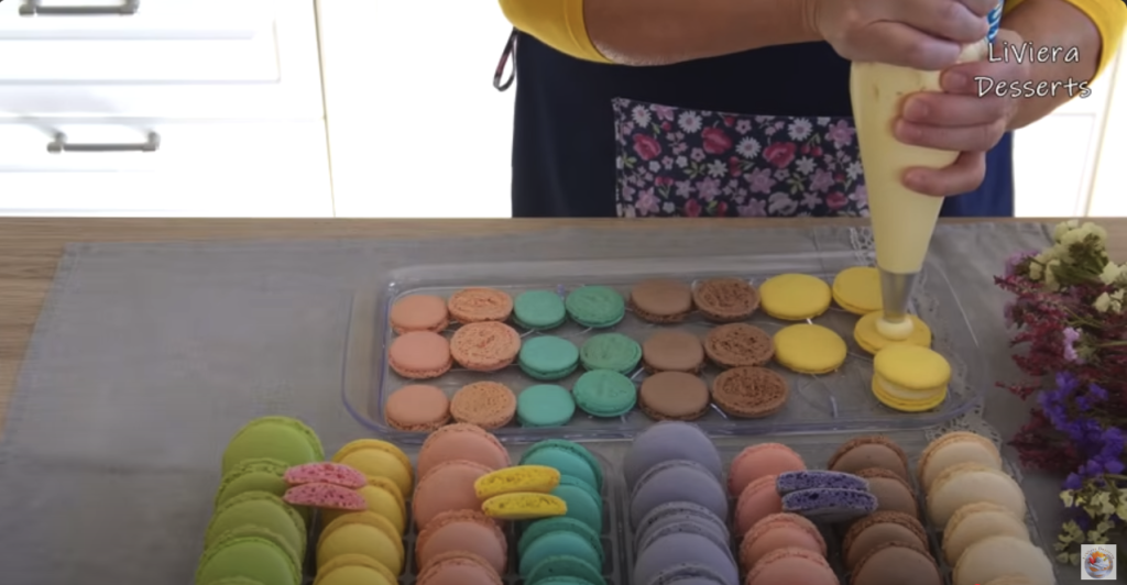 Sub -Color Macaroons με λεπτή κρεμώδη γέμιση: Ιδανικό για κάθε περίσταση!