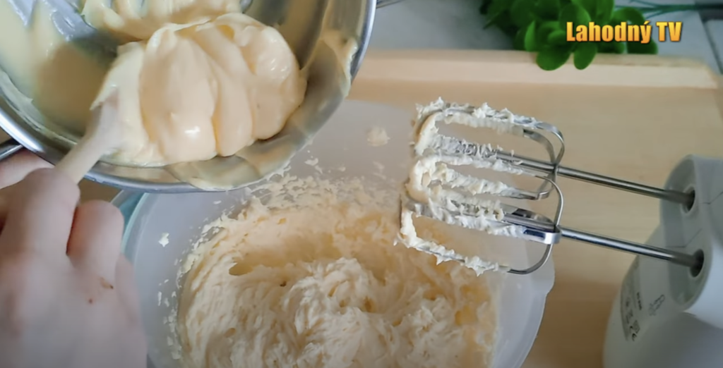 Κοιτάξτε τα δάχτυλα: κέικ σοκολάτας-vanilla με mascarpone και κτυπημένη κρέμα