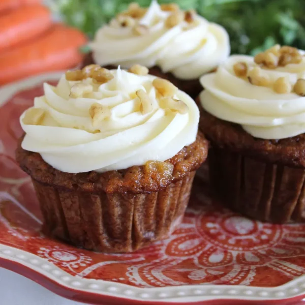 Carrot Cupcakes με λευκή σοκολάτα και κρέμα Mascarpone: Fluffy ευχαρίστηση με μια σταγόνα πορτοκαλιού