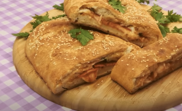 Μια ζύμη Σαλαμίου Strudel με μοτσαρέλα: ένα χνουδωτό αλμυρό strudel γεμάτο γεύση