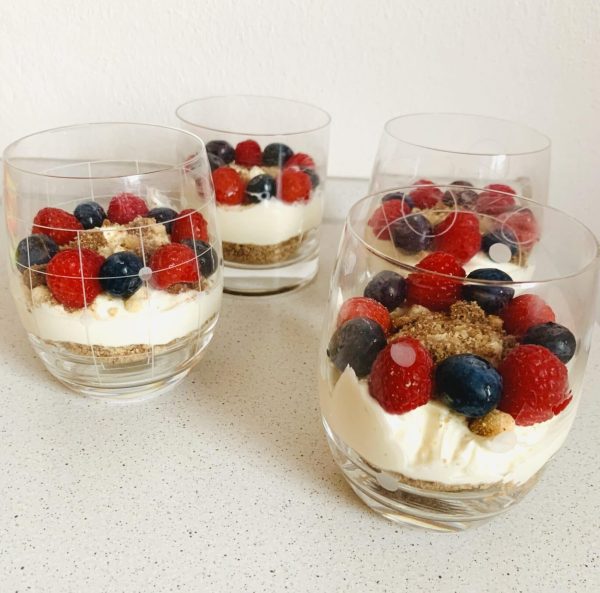 Undaked cheesecake από μπισκότα και λιβάδια: ένα νόστιμο επιδόρπιο σε ένα ποτήρι εκτός εργασίας