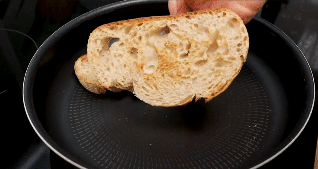 Τραγανό ψωμί με εξάπλωση αβοκάντο, κρέμα ricotta και αυγό
